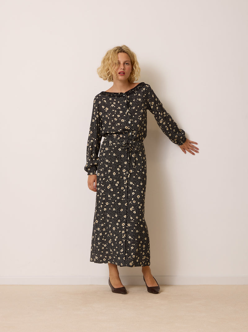 MAXIMIN black floral print blouse, detail of neckline by Rouje