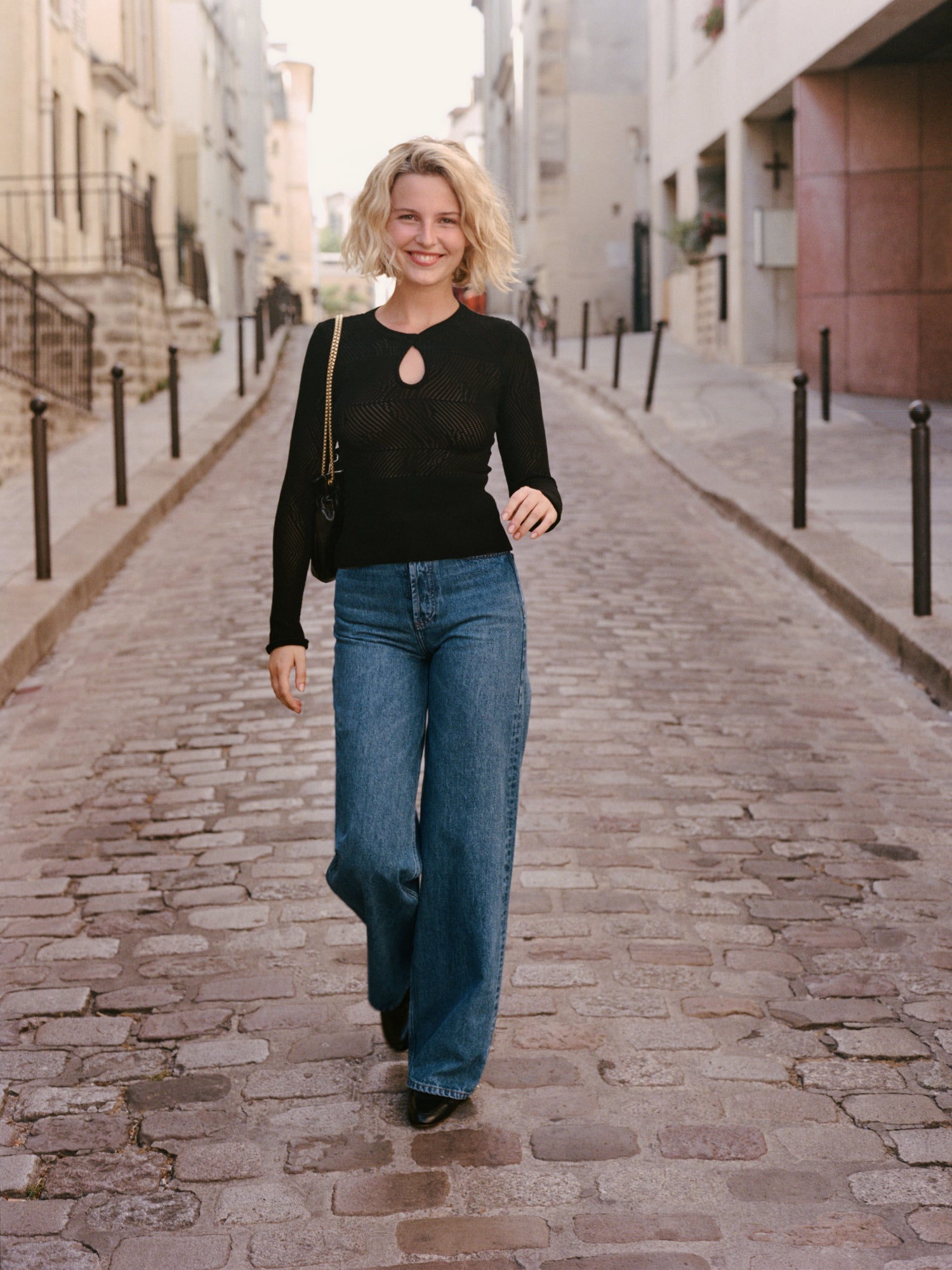 MONCEAU indigo stone wide flared jeans worn on a model by Rouje
